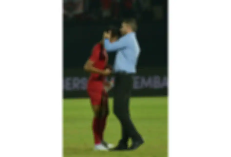 Pelatih sepak bola Timnas Indonesia Simon McMenemy (kanan) memeluk pesepak bola Bayu Pradana setelah dikalahkan Timnas Vietnam dalam pertandingan Grup G Kualifikasi Piala Dunia 2022 zona Asia di Stadion I Wayan Dipta, Gianyar, Bali, Selasa (15/10/2019). Indonesia kalah dari Vietnam dengan skor 1-3.