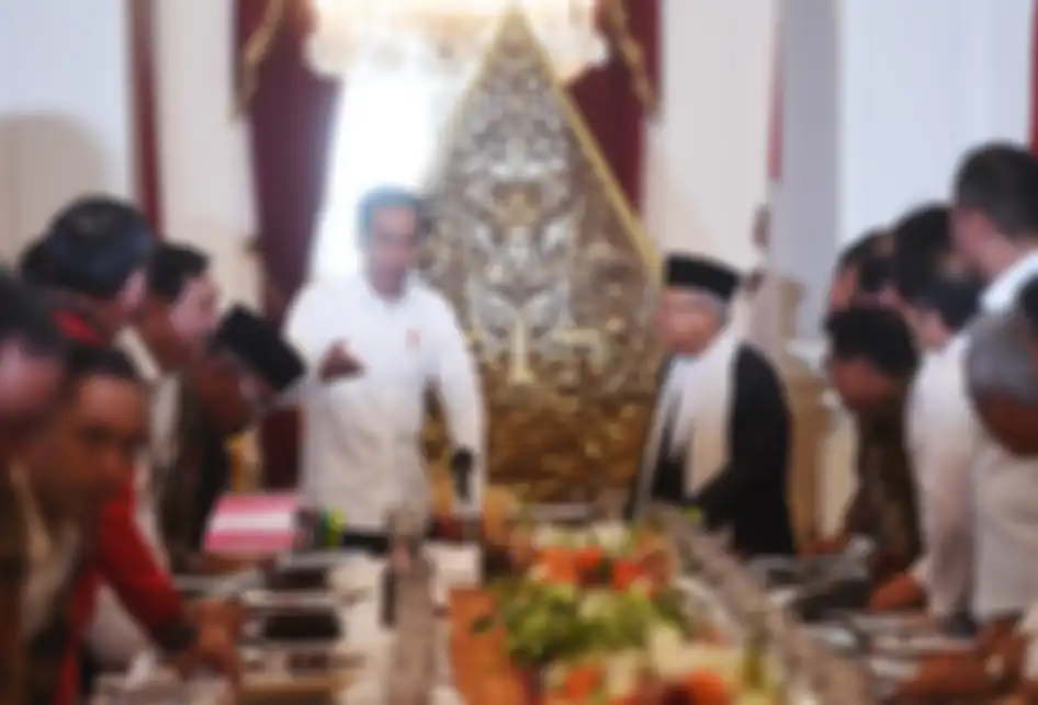 Presiden Joko Widodo (kiri) didampingi Wakil Presiden Maruf Amin (kanan) memimpin sidang kabinet paripurna di Istana Merdeka, Jakarta, Kamis (24/10/2019). Sidang kabinet paripurna itu merupakan sidang perdana yang diikuti menteri-menteri Kabinet Indonesia Maju.