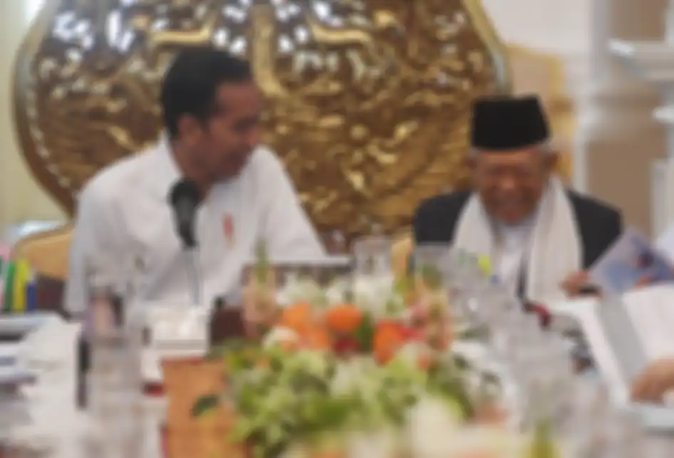 Presiden Joko Widodo (kiri) didampingi Wakil Presiden Maruf Amin (kanan) memimpin sidang kabinet paripurna di Istana Merdeka, Jakarta, Kamis (24/10/2019). Sidang kabinet paripurna itu merupakan sidang perdana yang diikuti menteri-menteri Kabinet Indonesia Maju.