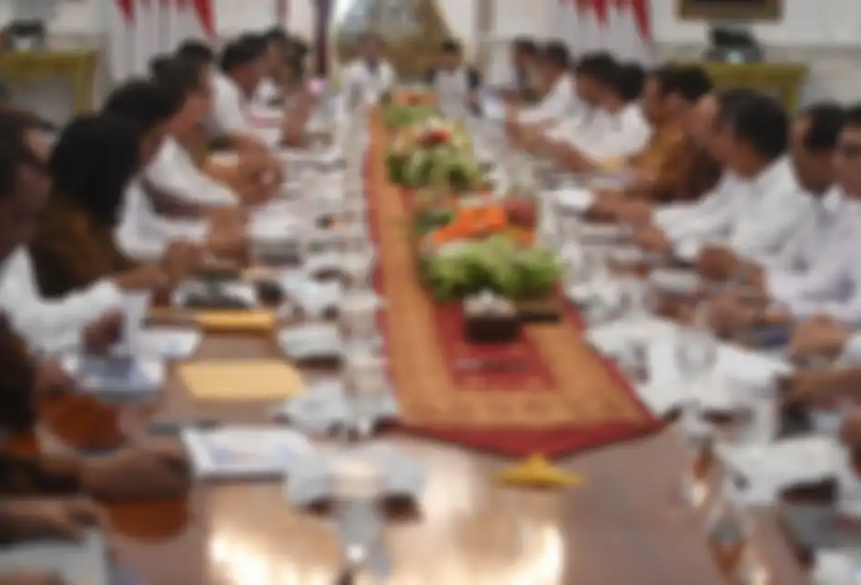 Presiden Joko Widodo (kiri) didampingi Wakil Presiden Maruf Amin (kanan) memimpin sidang kabinet paripurna di Istana Merdeka, Jakarta, Kamis (24/10/2019). Sidang kabinet paripurna itu merupakan sidang perdana yang diikuti menteri-menteri Kabinet Indonesia Maju.