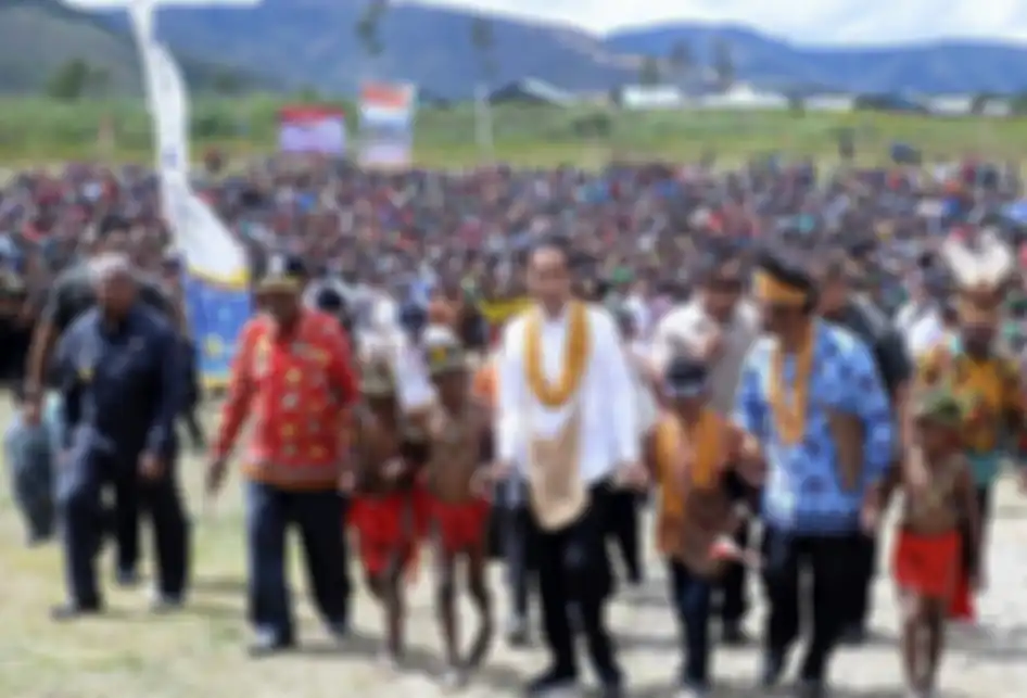 Presiden Joko Widodo (Jokowi) menerima sambutan dari warga Kabupaten Pegunungan Arfak, Papua Barat, saat melakukan kunjungan, Minggu (27/10/2019). Kunjungan ini menjadi kunjungan kerja pertama Jokowi pascapelantikan dirinya sebagai presiden terpilih periode 2019-2014, 20 Oktober lalu.