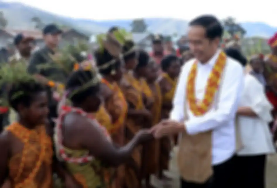 Presiden Joko Widodo (Jokowi) menerima sambutan dari warga Kabupaten Pegunungan Arfak, Papua Barat, saat melakukan kunjungan, Minggu (27/10/2019). Kunjungan ini menjadi kunjungan kerja pertama Jokowi pascapelantikan dirinya sebagai presiden terpilih periode 2019-2014, 20 Oktober lalu.