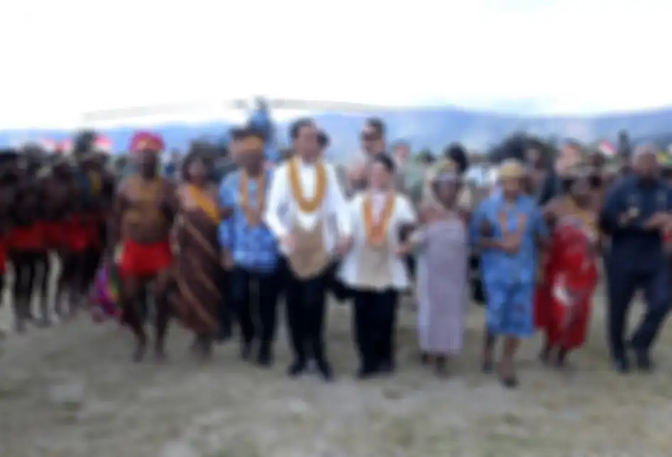 Presiden Joko Widodo (Jokowi) menerima sambutan dari warga Kabupaten Pegunungan Arfak, Papua Barat, saat melakukan kunjungan, Minggu (27/10/2019). Kunjungan ini menjadi kunjungan kerja pertama Jokowi pascapelantikan dirinya sebagai presiden terpilih periode 2019-2014, 20 Oktober lalu.
