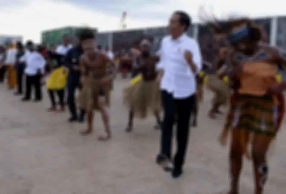 Presiden Joko Widodo atau akrab disapa Jokowi, ikut melakukan Tarian Seka bersama warga yang menyambut kunjungannya di Kabupaten Kaimana, Papua Barat, Minggu (27/10/2019). Dalam kunjungannya, Jokowi dan Ibu Negara Iriana menikmati senja di Kaimana dengan duduk di tepi anjungan Laut Arafuru saat lang