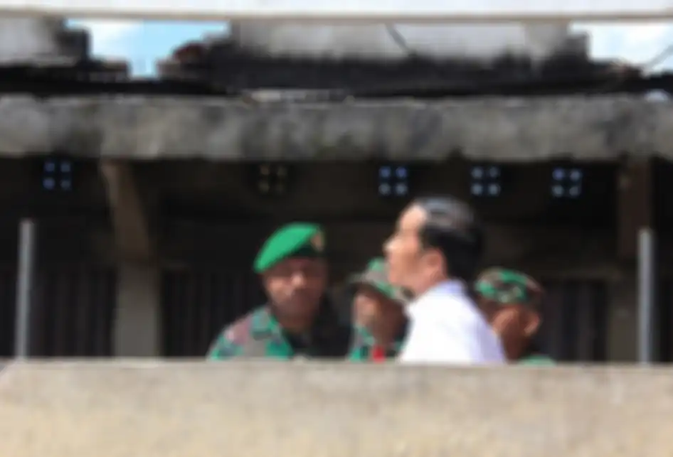 Presiden Joko Widodo (kedua kanan) didampingi Pangdam XVII/Cendrawasih Mayjen TNI Herman Asaribab (kiri) mengamati bangunan yang terbakar saat kerusuhan lalu di Pasar Wouma, Kota Wamena, Kabupaten Jayawijaya, Papua, Senin (28/10/2019).
