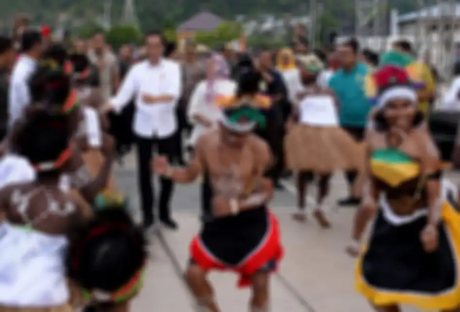 Presiden Joko Widodo atau akrab disapa Jokowi, ikut melakukan Tarian Seka bersama warga yang menyambut kunjungannya di Kabupaten Kaimana, Papua Barat, Minggu (27/10/2019). Dalam kunjungannya, Jokowi dan Ibu Negara Iriana menikmati senja di Kaimana dengan duduk di tepi anjungan Laut Arafuru saat lang