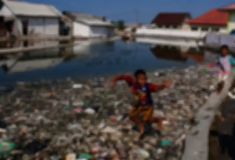 Sejumlah anak bermain di Lapangan yang tergenang luapan air laut di Muara Jaya, Desa Pantai Mekar, Kecamatan Muara Gembong, Kabupaten Bekasi, Jawa Barat, Kamis (28/11/2019). Ratusan rumah hunian warga alami kerusakan yang cukup parah, sehingga banyak rumah yang ditinggalkan pemiliknya.
