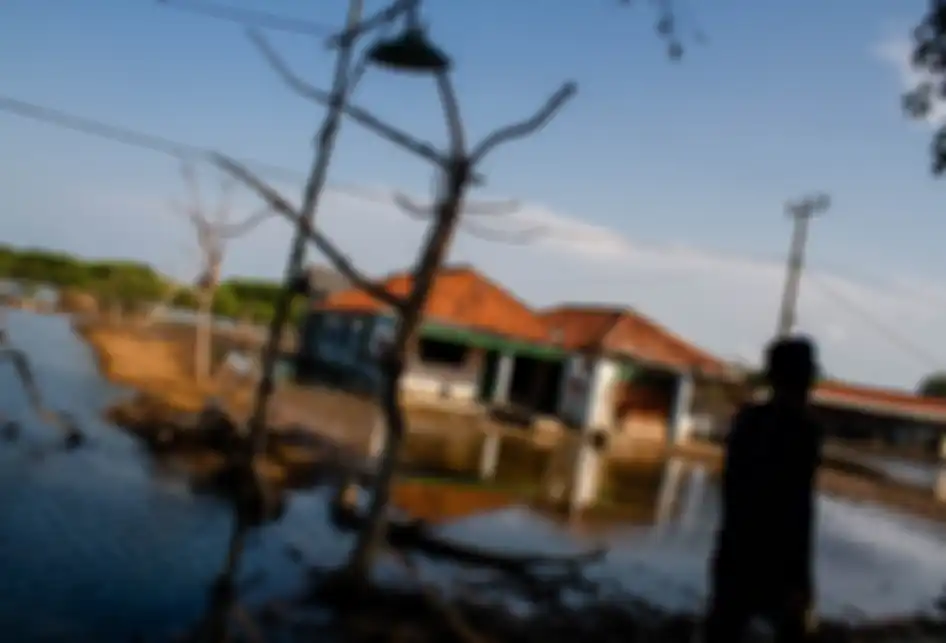 Rumah warga ditinggalkan pemiliknya akibat tergenang luapan air laut di Kampung Beting, Desa Pantai Bahagia, Kecamatan Muara Gembong, Kabupaten Bekasi, Jawa Barat, Kamis (28/11/2019). Ratusan rumah hunian warga alami kerusakan yang cukup parah, sehingga banyak rumah yang ditinggalkan pemiliknya.