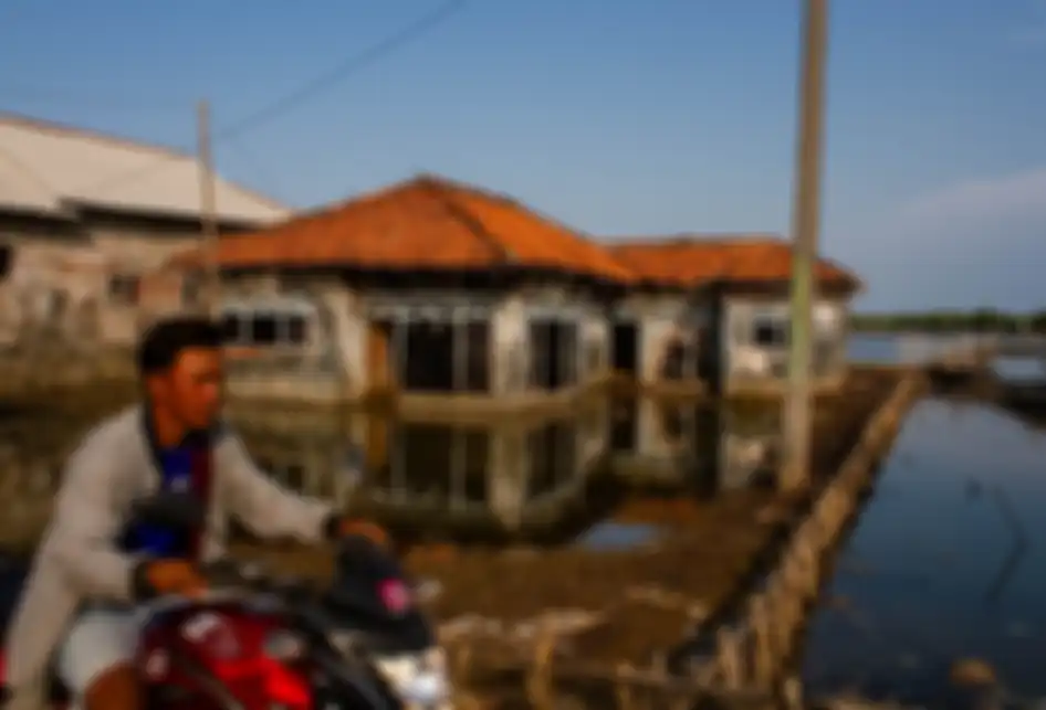 Rumah warga tergenang luapan air laut di Kampung Beting, Desa Pantai Bahagia, Kecamatan Muara Gembong, Kabupaten Bekasi, Jawa Barat, Kamis (28/11/2019). Ratusan rumah hunian warga alami kerusakan yang cukup parah, sehingga banyak rumah yang ditinggalkan pemiliknya.