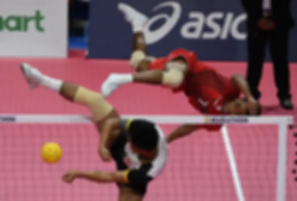 Pesepak takraw Indonesia Saiful Rijal (kanan) melakukan smes yang diblok pesepak takraw Myanmar Aung Naing Oo dalam pertandingan babak Final Sepak Takraw Ganda Beregu Putra SEA Games ke-30 di Subic Gymnasium, Filipina, Kamis (5/12/2019). Regu takraw putra Indonesia menang atas Myanmar dengan skor 2