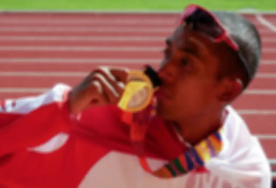 Pelari Indonesia Agus Prayogo mencium medali emas saat menjuarai nomor marathon putra SEA Games 2019 di Stadion Atletik New Clark City, Clark, Filipina, Jumat (6/12/2019). Agus berhasil menyumbangkan medali emas pertama cabang atletik setelah menyelesaikan lomba sepanjang 42km itu dalam waktu dua ja