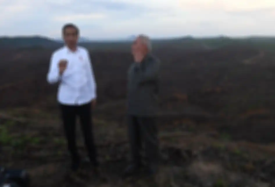 Presiden Joko Widodo (kiri) berbincang dengan Gubernur Kalimantan Timur Isran Noor (kanan) saat meninjau lokasi rencana ibu kota baru di Sepaku, Penajam Paser Utara, Kalimantan Timur, Selasa (17/12/2019). Jokowi mengaku puas setelah meninjau lokasi tersebut yang nantinya akan dibangun kluster pemeri