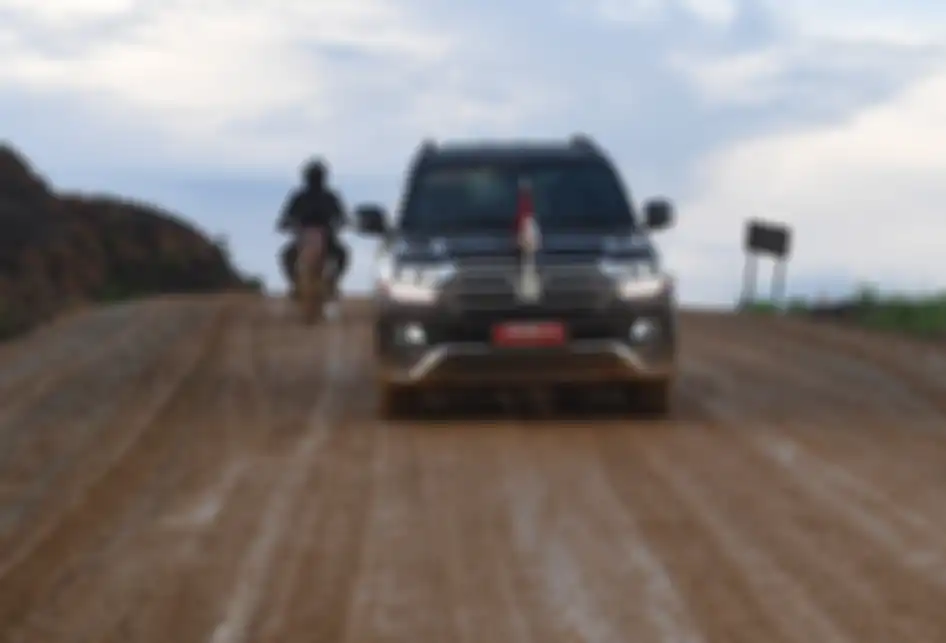 Mobil yang membawa Presiden Joko Widodo melewati jalan berlumpur saat meninjau lokasi rencana ibu kota baru di Sepaku, Penajam Paser Utara, Kalimantan Timur, Selasa (17/12/2019). Jokowi mengaku puas setelah meninjau lokasi tersebut yang nantinya akan dibangun kluster pemerintahan, termasuk Istana Ke