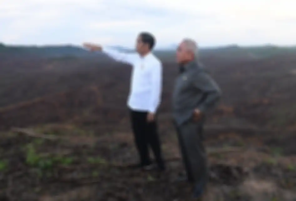 Presiden Joko Widodo (kiri) berbincang dengan Gubernur Kalimantan Timur Isran Noor (kanan) saat meninjau lokasi rencana ibu kota baru di Sepaku, Penajam Paser Utara, Kalimantan Timur, Selasa (17/12/2019). Jokowi mengaku puas setelah meninjau lokasi tersebut yang nantinya akan dibangun kluster pemeri