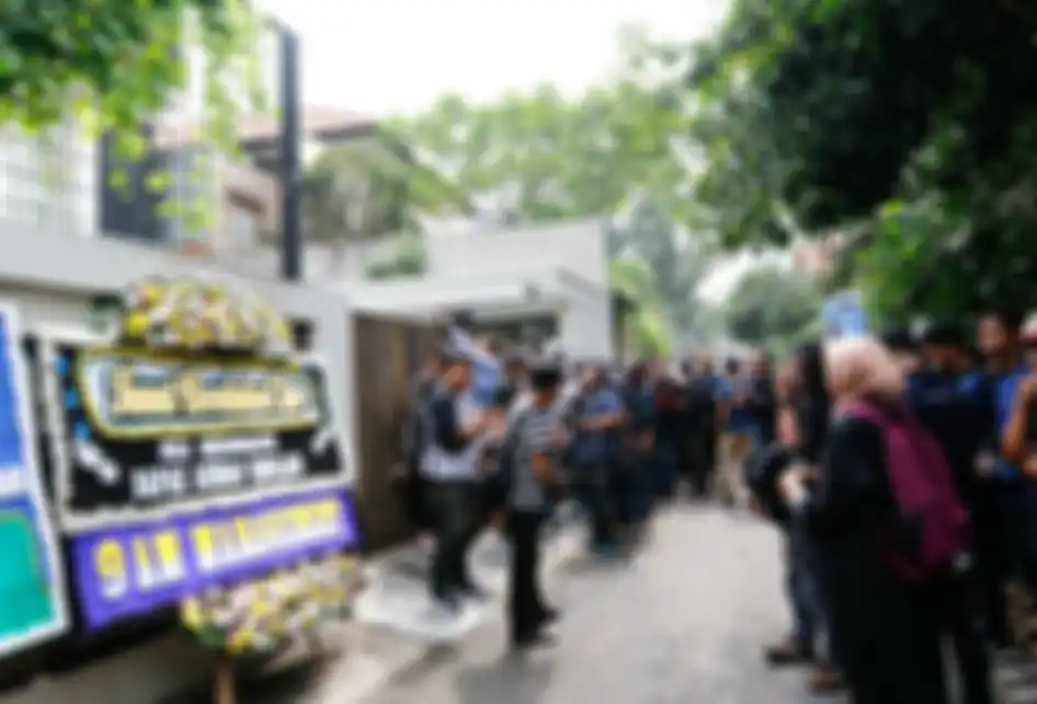 Suasana rumah duka suami dari penyanyi Bunga Citra Lestari (BCL), Ashraf Sinclair di Pejaten Barat, Jakarta, Selasa (18/2/2020). Ashraf meninggal dunia Selasa (18/2/2020) pagi, karena serangan jantung. 