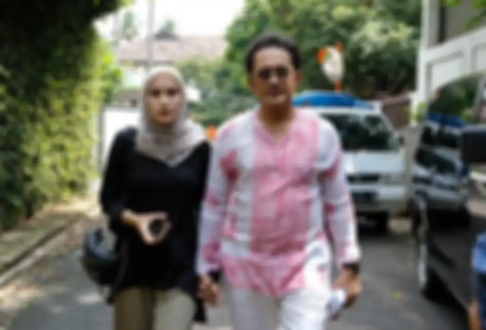 Hanung Bramantyo dan Zaskia Adya Mecca melayat suami dari penyanyi Bunga Citra Lestari (BCL), Ashraf Sinclair di Pejaten Barat, Jakarta, Selasa (18/2/2020). Ashraf meninggal dunia Selasa (18/2/2020) pagi, karena serangan jantung. 