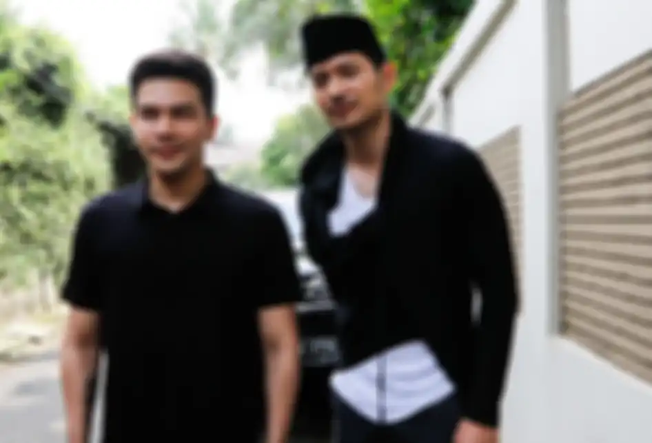 Jonathan Frizzy dan Evan Sanders melayat suami dari penyanyi Bunga Citra Lestari (BCL), Ashraf Sinclair di Pejaten Barat, Jakarta, Selasa (18/2/2020). Ashraf meninggal dunia Selasa (18/2/2020) pagi, karena serangan jantung. 