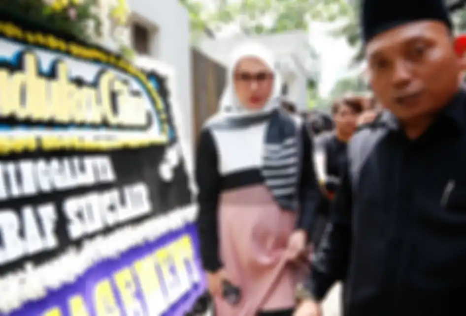 Artis Marini Zumarnis melayat suami dari penyanyi Bunga Citra Lestari (BCL), Ashraf Sinclair di Pejaten Barat, Jakarta, Selasa (18/2/2020). Ashraf meninggal dunia Selasa (18/2/2020) pagi, karena serangan jantung. 