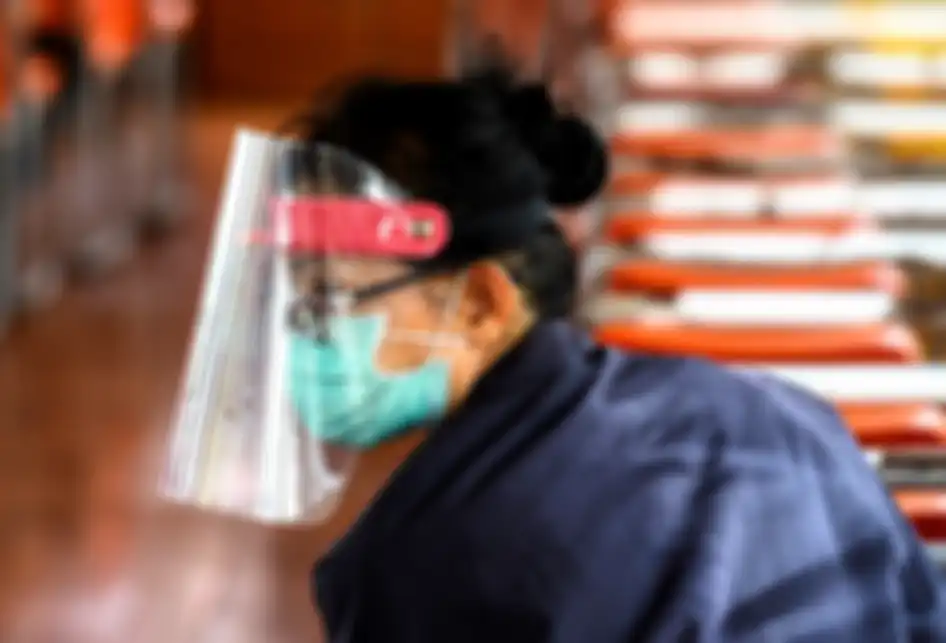 Seorang penumpang mengenakan alat pelindung wajah sebagai tindakan pencegahan terhadap penyebaran virus corona (Covid-19), di sebuah kapal komuter di Sungai Chao Phraya, Bangkok, Thailand, Rabu (1/4/2020).