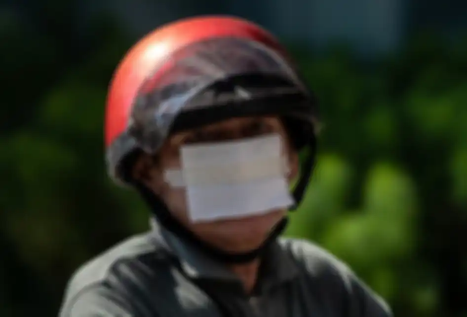 Seorang pria mengenakan lembaran tisu yang diplester sebagai pengganti masker untuk pencegahan terhadap penyebaran virus corona (Covid-19), di Kuala Lumpur, Malaysia, Rabu (25/3/2020).