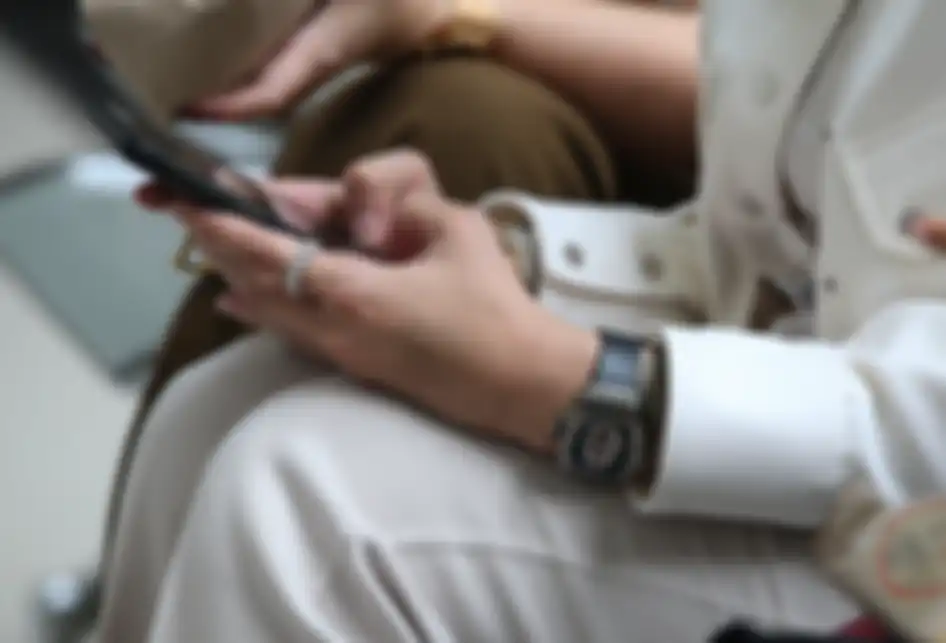 Artis Nikita Mirzani menggunakan barang mewah saat menjalani sidang putusan atas dugaan kasus penganiayaan kepada mantan suaminya Dipo Latief di Pengadilan Negeri Jakarta Selatan, Rabu (15/7/2020). Barang mewah itu antara lain tas Hermes Birkin 35 Bag Beton Clemence Palladium Hardware, jam tangan da
