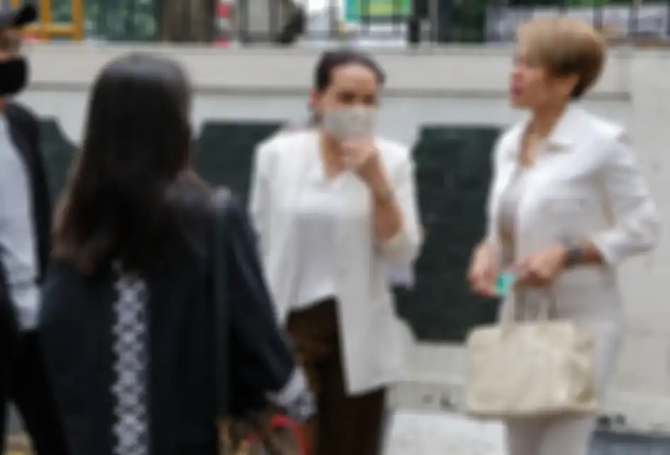 Artis Nikita Mirzani menggunakan barang mewah saat menjalani sidang putusan atas dugaan kasus penganiayaan kepada mantan suaminya Dipo Latief di Pengadilan Negeri Jakarta Selatan, Rabu (15/7/2020). Barang mewah itu antara lain tas Hermes Birkin 35 Bag Beton Clemence Palladium Hardware, jam tangan da