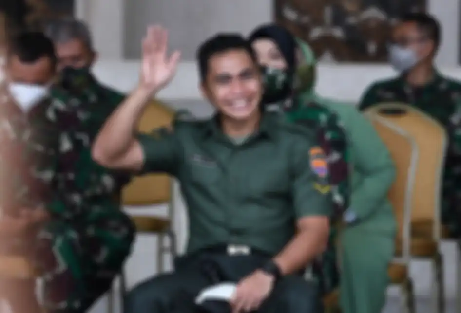 Serda (K) Aprilia Santini Manganang melambaikan tangan sebelum mengikuti sidang penggantian jenis kelamin dan penggantian nama secara virtual yang berlangsung dari Pengadilan Negeri Tondano, Sulawesi Utara, di Markas Besar TNI Angkatan Darat, di Jakarta, Jumat (19/3/2021).