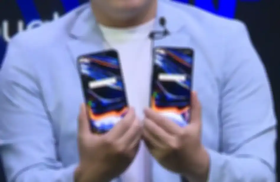 Perangkat realme  7 Pro yang dipegang oleh Product Manager realme Indonesia, Felix Christian.