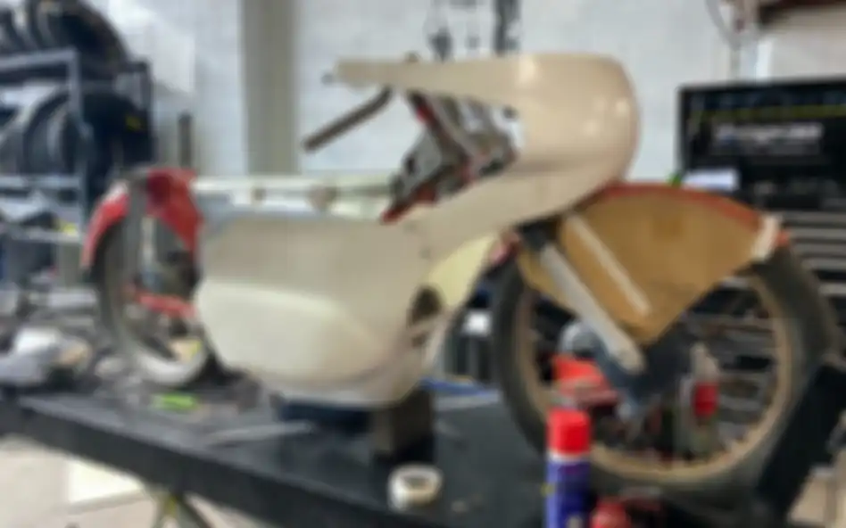 Penggunaan fairing custom di Honda CT90 yang sudah dimodifikasi