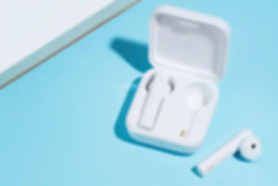 Perangkat Xiaomi Mi True Wireless 2 Basic bersama dengan charging case.