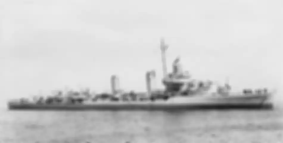 USS Rodman yang diserang oleh Kamikaze Angkatan Laut Jepang.