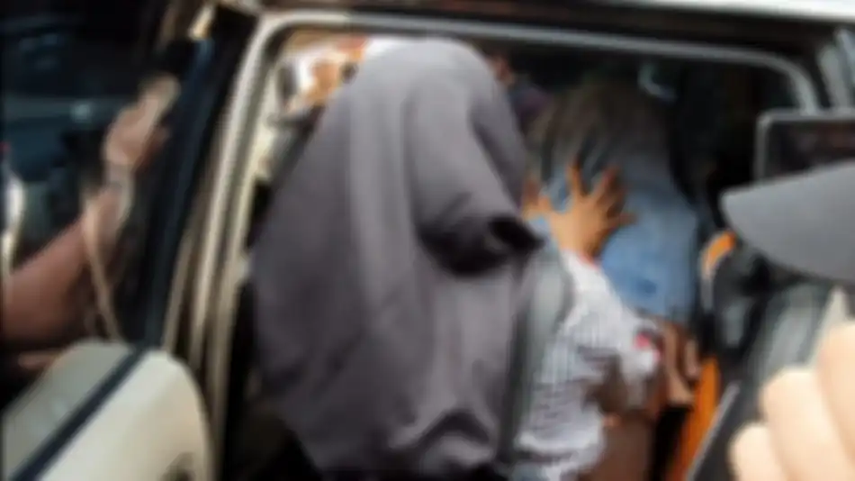Medina Zein saat dibawa keluar dari Direktorat Reserse Narkoba Polda Metro Jaya, Jakarta Selatan, Senin (30/12/2019).