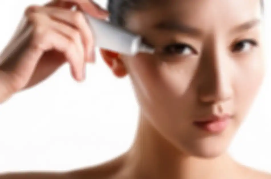 memakai eye cream