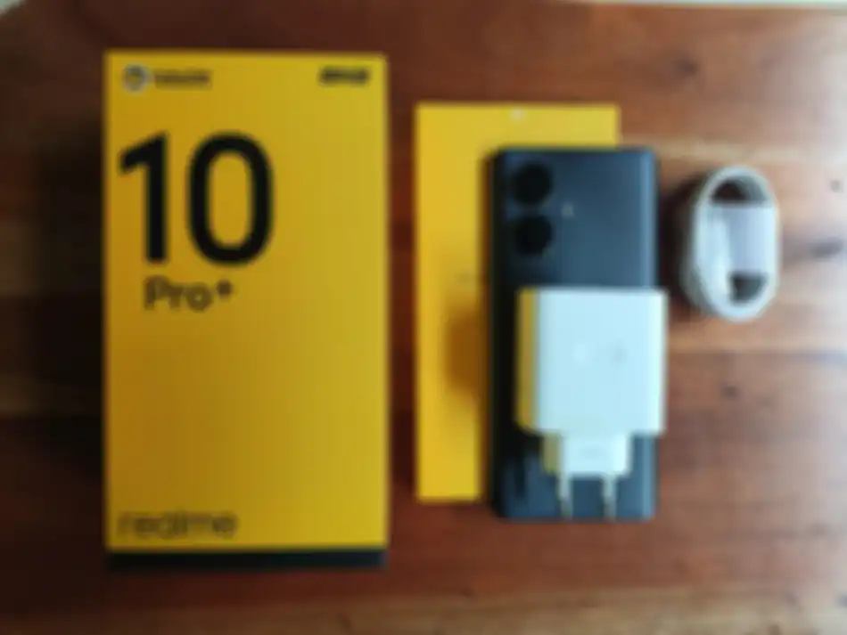 realme 10 Pro+ dan isi kotak penjualan