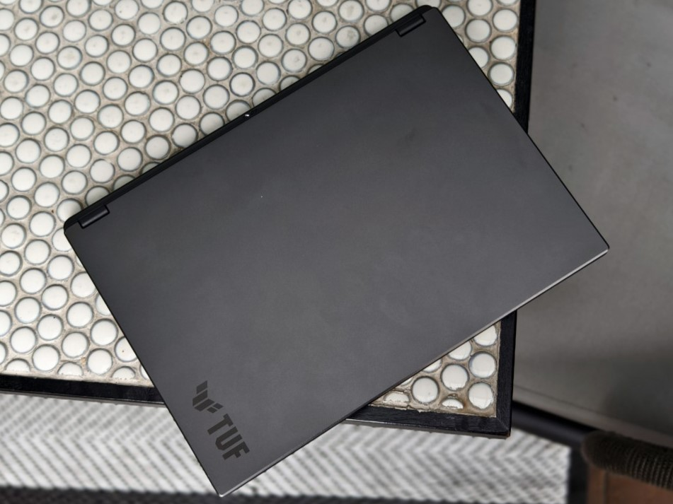 ASUS TUF A14 hadir dengan desain yang cukup polos