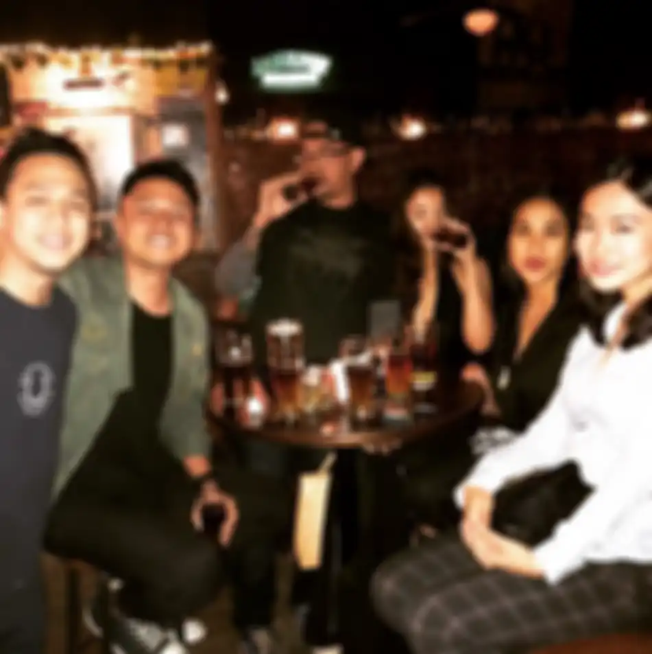Kebersamaan Manohara, Arian, dan teman-temannya