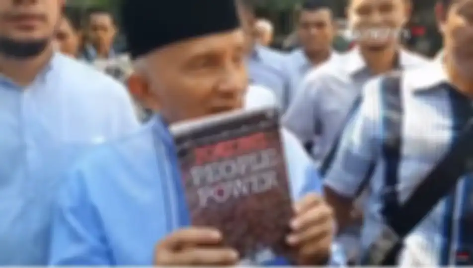  Video Amien Rais Saat Jeda Pemeriksaan oleh Polisi, Tunjukkan Buku Jokowi People Power