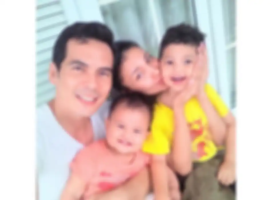 Tsania Marwa dan Atalarik Syah bersama kedua buah hati mereka.