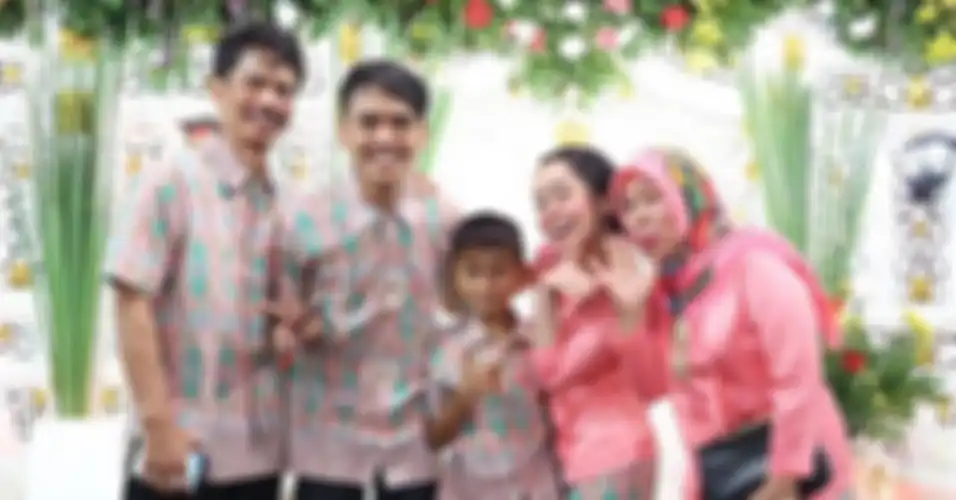 Lesti dan keluarga