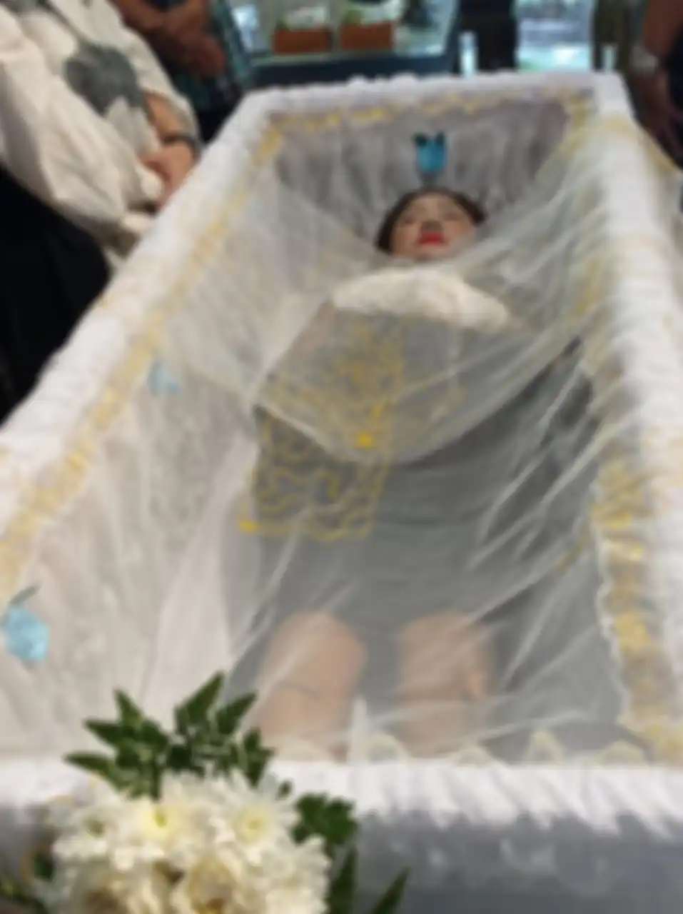 Mendiang Maura, putri Nurul Arifin disemayamkan di rumahnya.
