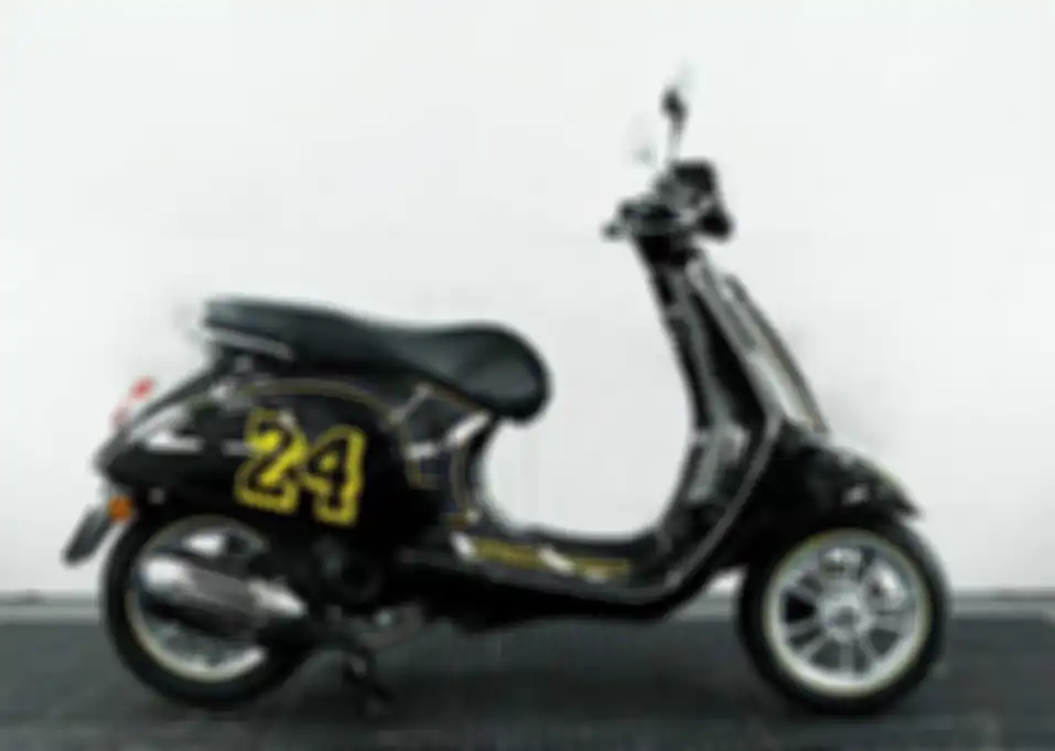 Vespa Primavera 50 edisi tribute Kobe Bryant dengan angka 8 dan 24 di tepongnya, sesuai nomor seragam Kobe Bryant saat bersama LA Lakers