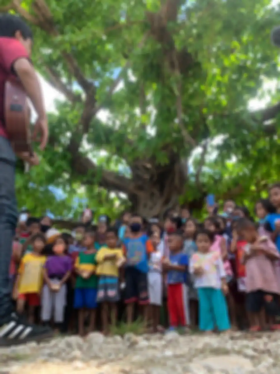 Rian DMasiv menghibur anak NTT