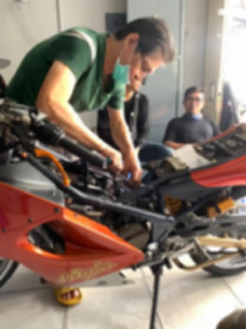 Beruntungnya para anggota K2R Bali di pandu oleh bro Upay, para pengguna motor 2-Tak dari bali ini bisa sambangi mekanik legend Kerry hutama di bengkelnya di Jelambar Jakarta Barat.