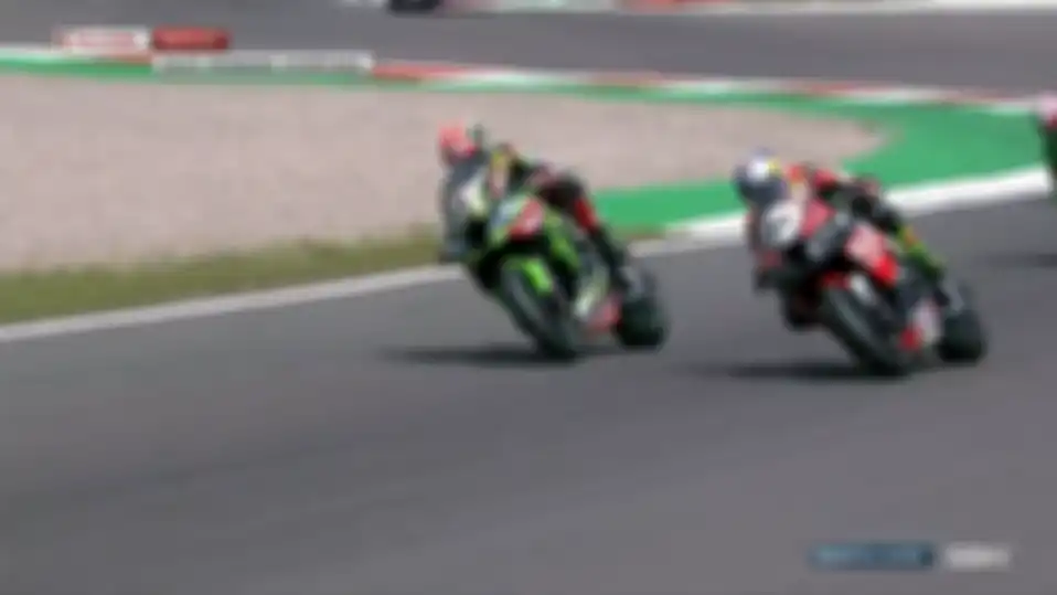 Pertarungan antara Jonathan Rea dan Toprak Razgatlioglu