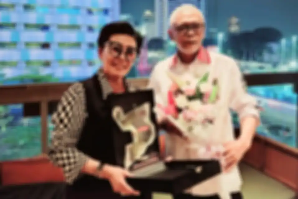 Lola Moenek, Direktur Niaga Sirkuit Sentul (kiri) menerima penghargaan dari Priandhi Satria, CEO MGPA (kanan) atas jasanya sebagai penasehat untuk Sirkuit Mandalika.