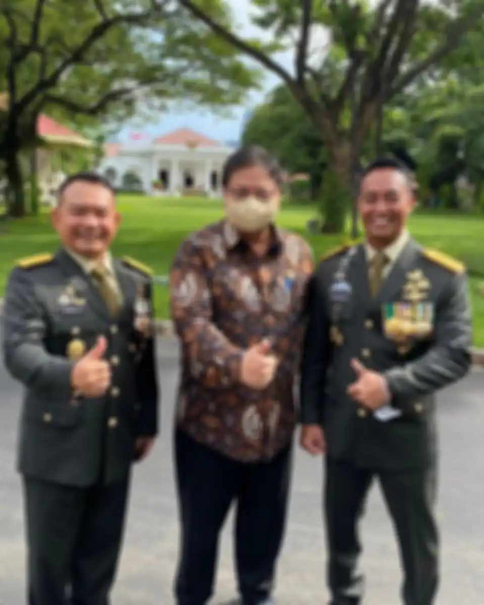KSAD Jenderal Dudung bersalaman dengan Panglima TNI Jenderal Andika Perkasa. Respons anggota DPR Effendi Simbolon disorot.