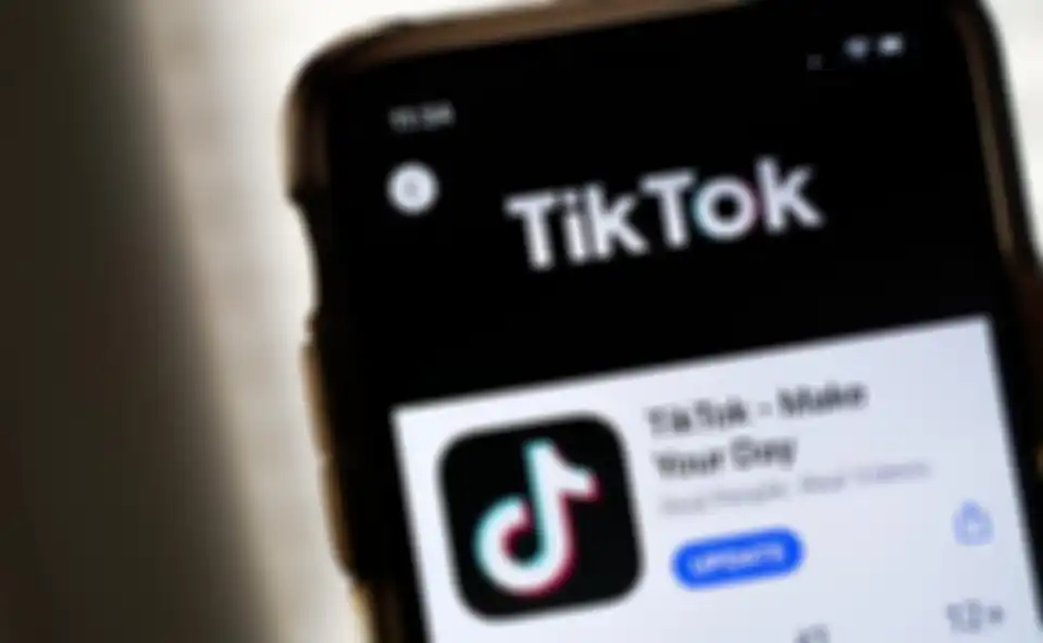Ilustrasi aplikasi TikTok di iPhone