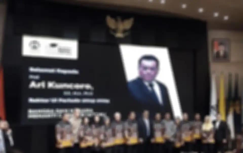 Rektor UI Ari Kuncoro yang hartanya tembus Rp 62 miliar sampai bikin Jokowi turun tangan karena heboh masalah ini. Foto sosoknya disorot.