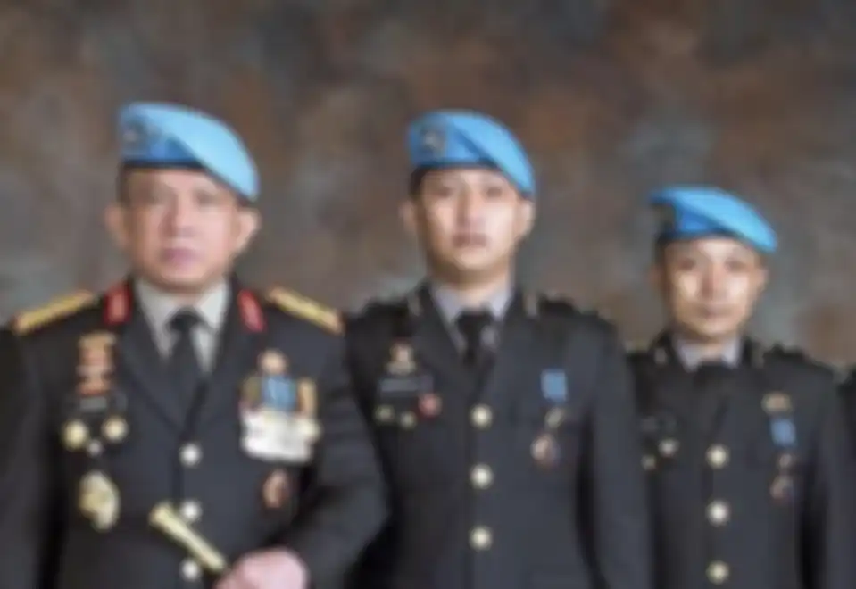 Ajudan Irjen Ferdy Sambo yang pangkatnya lebih tinggi dari Brigadir J ngumpet di balik kulkas saat Bharada E balas tembakan. 