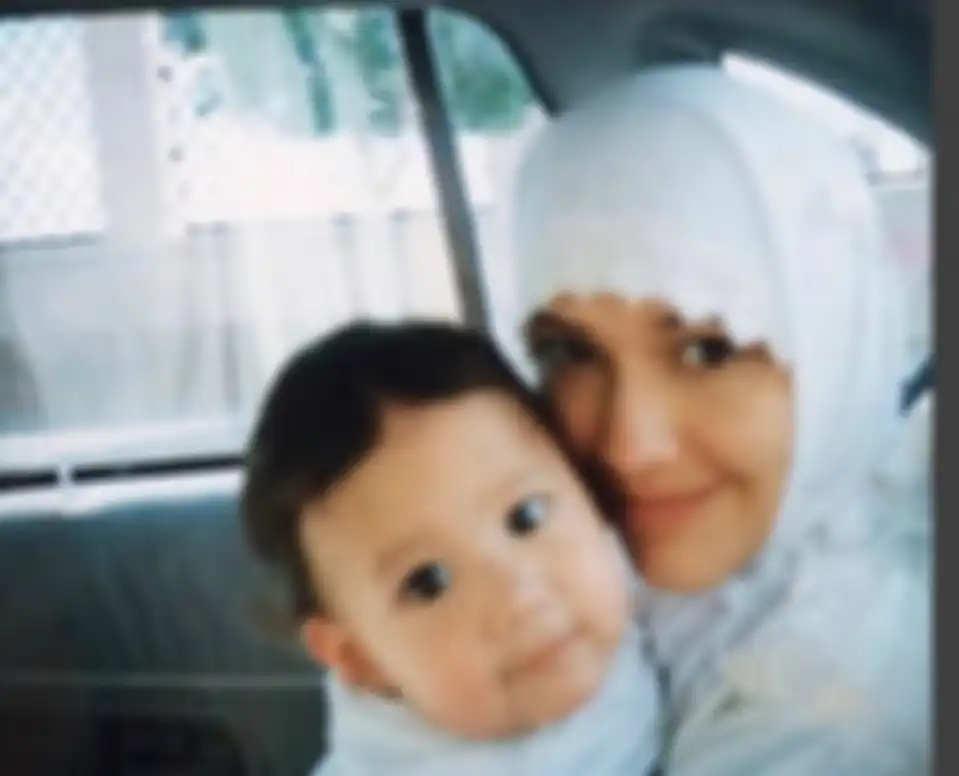 Artis cantik Tamara Bleszynski memamerkan foto dirinya berhijab. Agama mantan istri Mike Lewis ini terkuak.